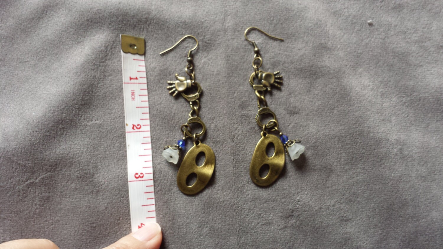 Handschellen Sie Ohrringe Mit Kunststoff Blume, Hand Und Maske Charms Handschellen Sie Ohrringe Mit Kunststoff Blume, Hand Und Maske Charms von mamasmixedbag63