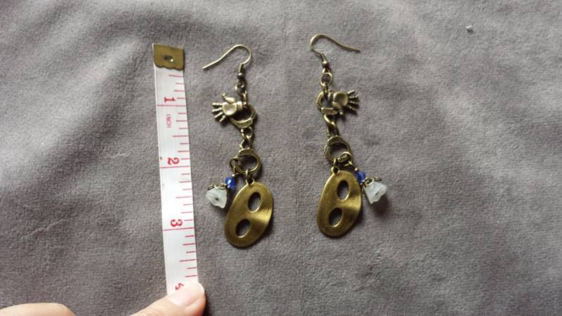 Handschellen Sie Ohrringe Mit Kunststoff Blume, Hand Und Maske Charms Handschellen Sie Ohrringe Mit Kunststoff Blume, Hand Und Maske Charms von mamasmixedbag63