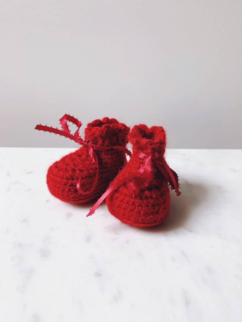 Kleine Minnows Baby Booties/Cranberry Rot Häkelschuhe von mammothandminnow