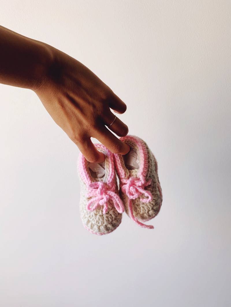 Minnows Baby Booties // Beigebraun Und Rosa Gehäkelte Turnschuhe Für Babies von mammothandminnow