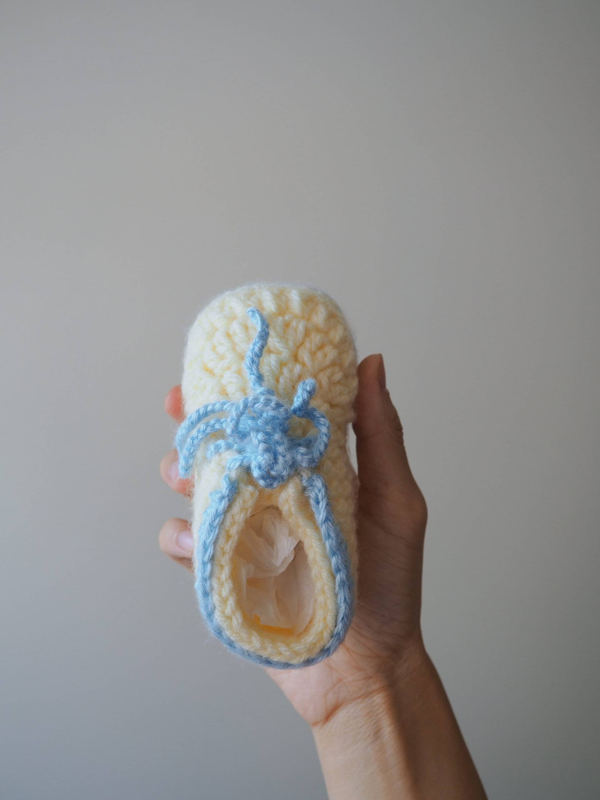 Kleine Minnows Baby Booties // Creme & Periwinkle Blaue Sneakers Gehäkelte Babyschuhe von mammothandminnow