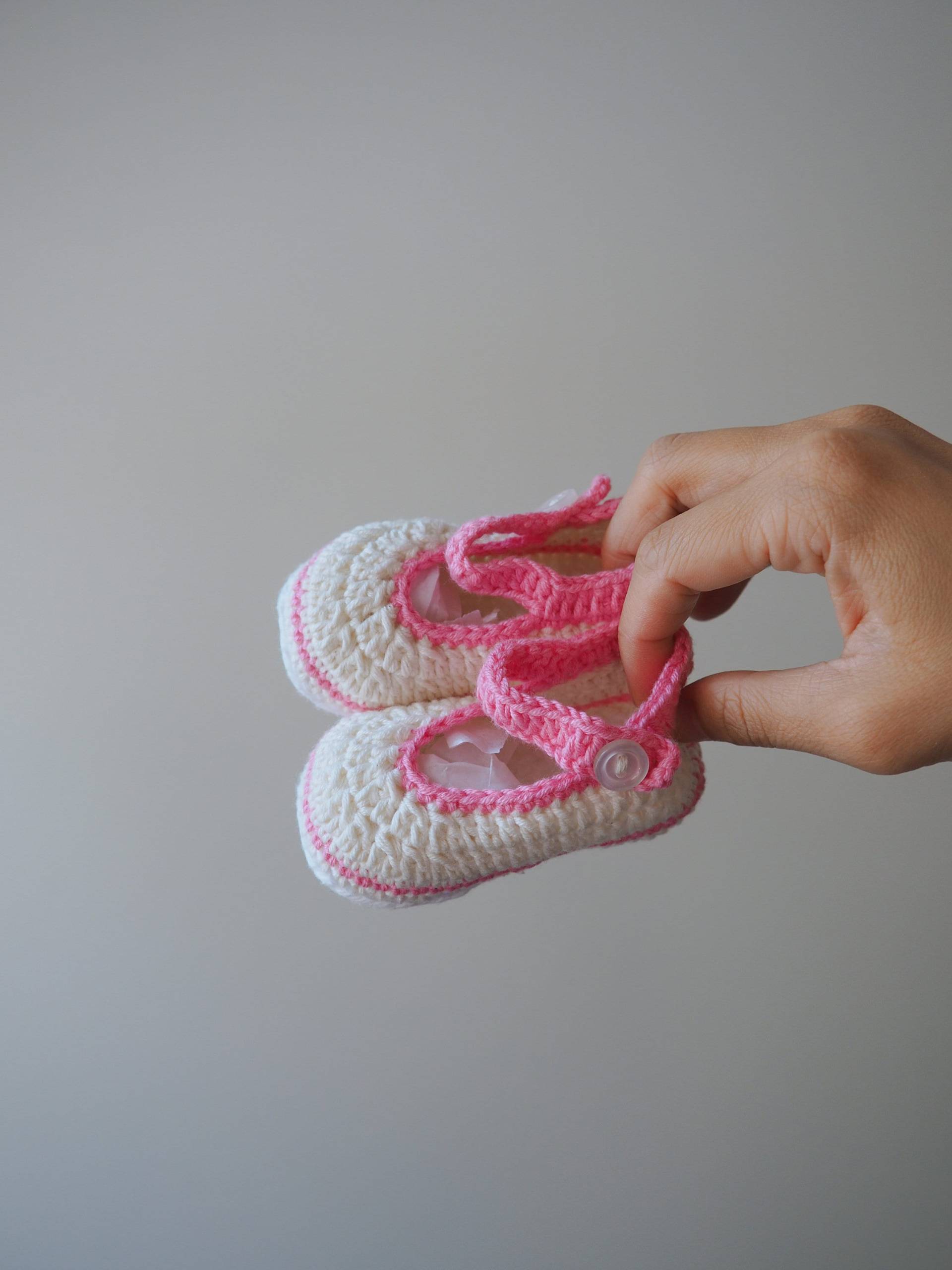 Kleine Minnows Baby Booties // Mary Janes in Pink Und Creme Gehäkelte Babyschuhe von mammothandminnow