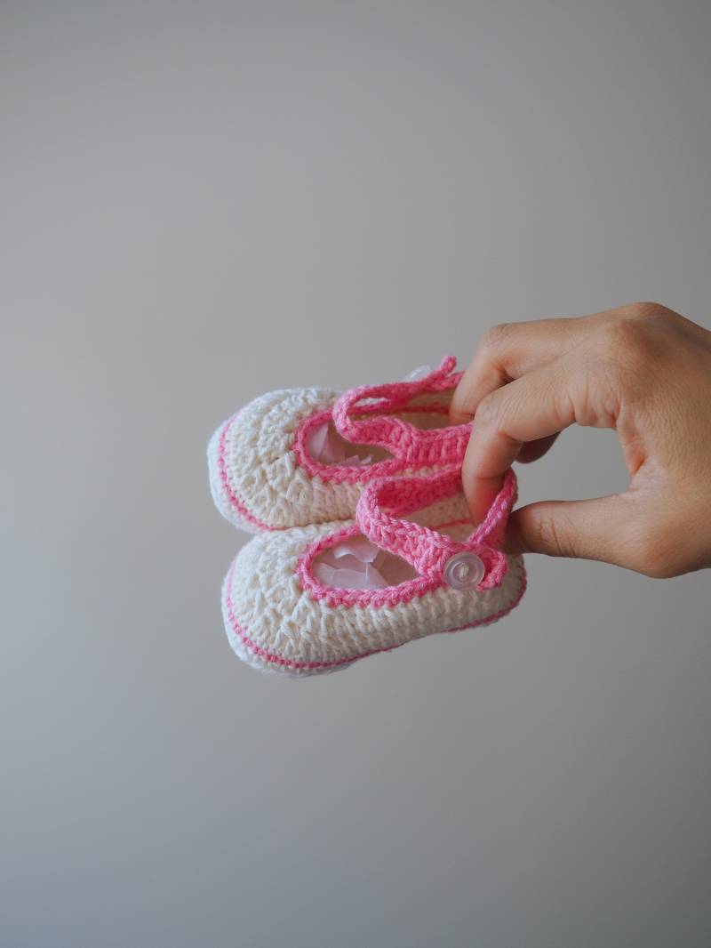Kleine Minnows Baby Booties // Mary Janes in Pink Und Creme Gehäkelte Babyschuhe von mammothandminnow