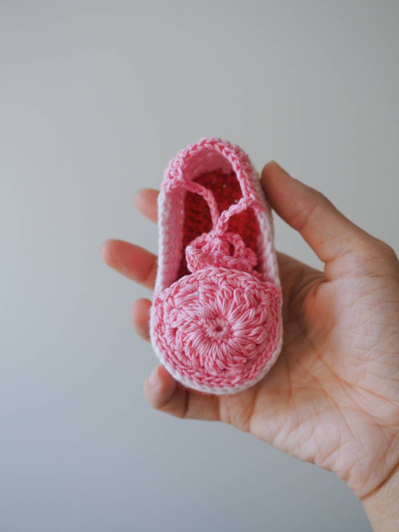 Kleine Minnows Baby Booties // Rosa Geblümte Babyschuhe Gehäkelt von mammothandminnow
