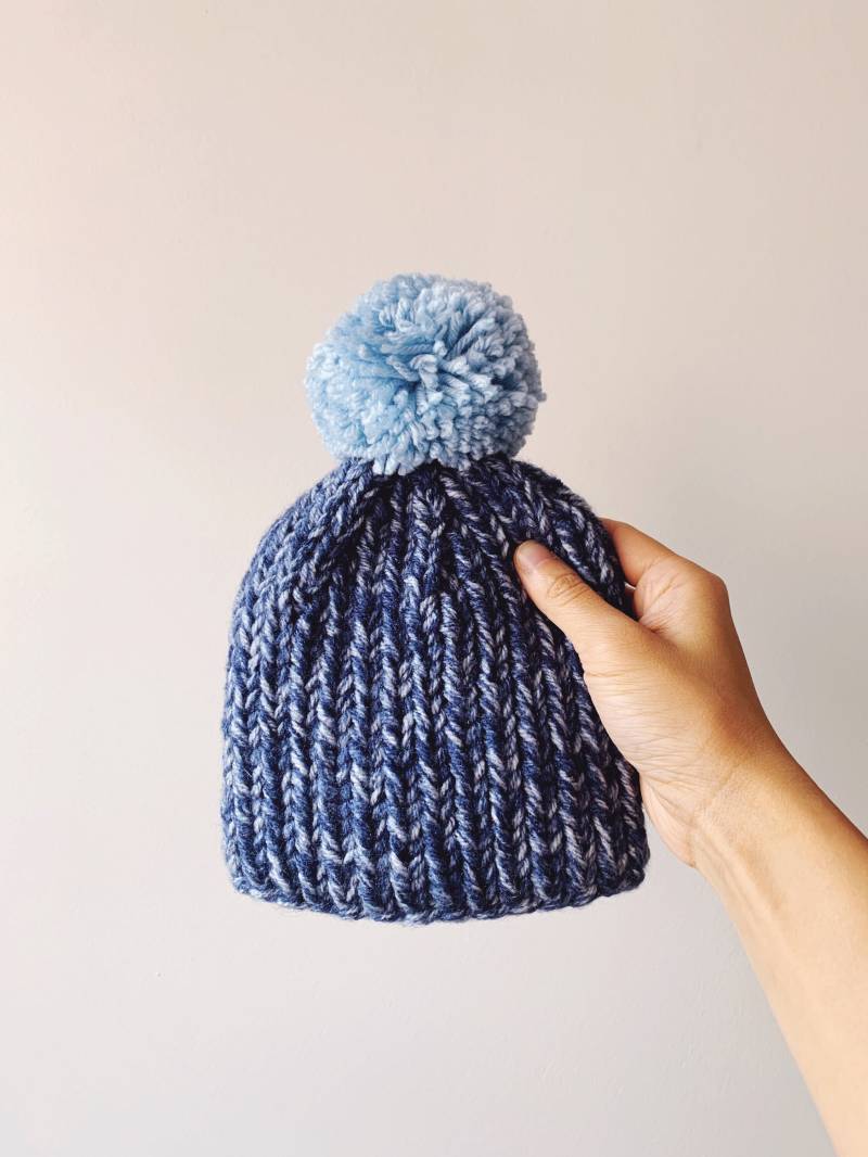 Kleine Minnows Handgestrickte Baby Mütze // Blue Melange Mit Blauem Bommel von mammothandminnow