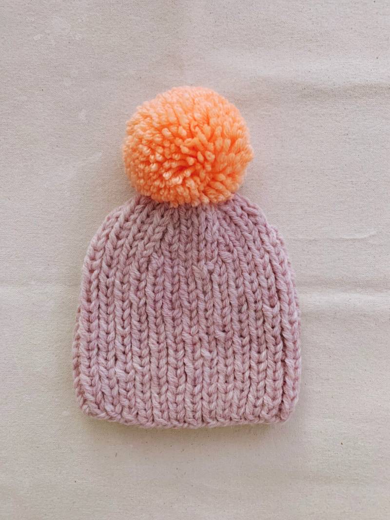 Handgestrickte Baby Mütze // Rosa/Meliert Mit Neon Bommel von mammothandminnow
