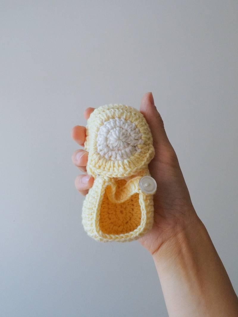 Minnows Baby Booties // Buttergelbe Mary Janes Babyschuhe Gehäkelt von mammothandminnow