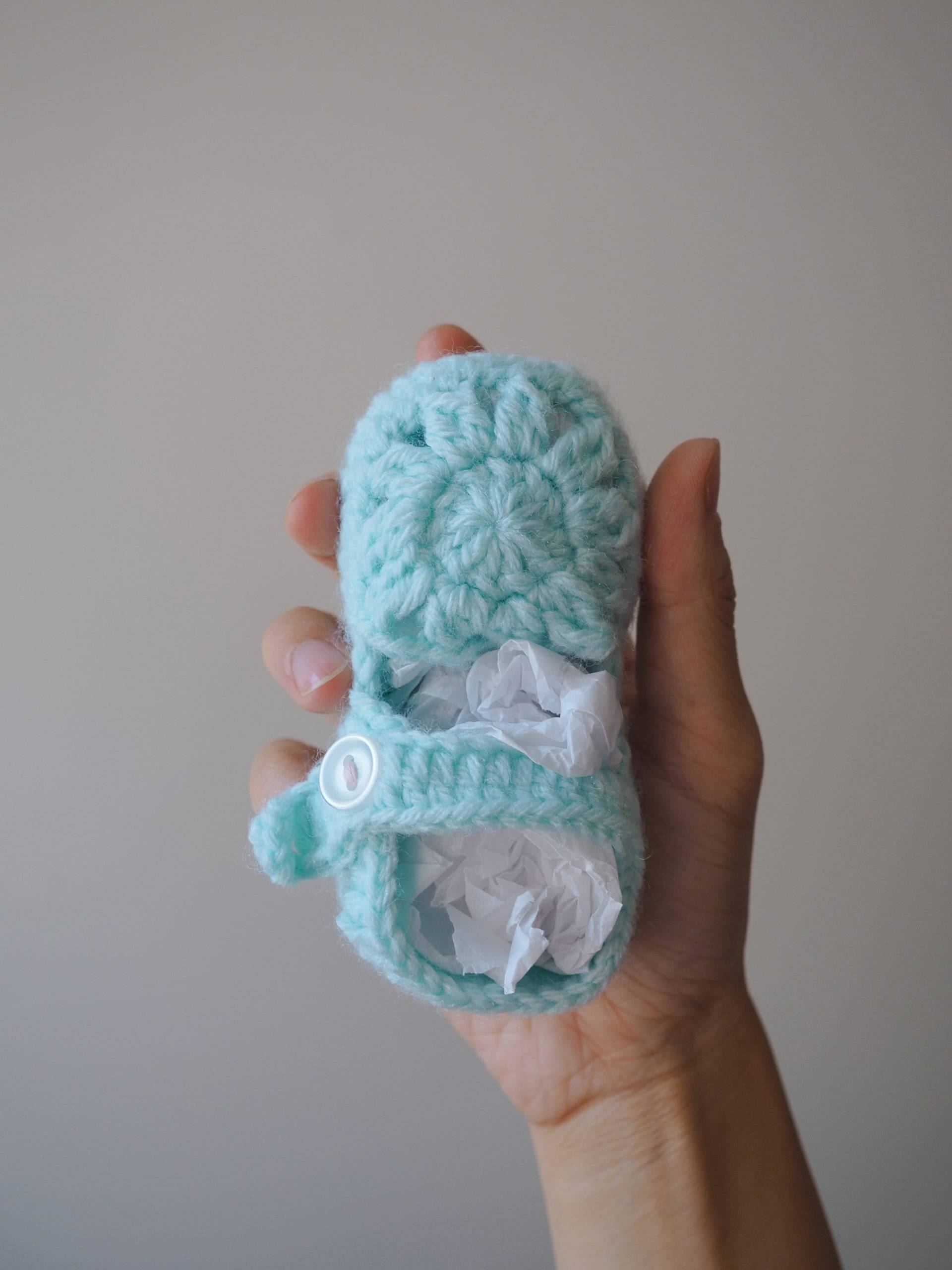Minnows Baby Booties // Helltürkise Mary Janes Gehäkelte Babyschuhe von mammothandminnow