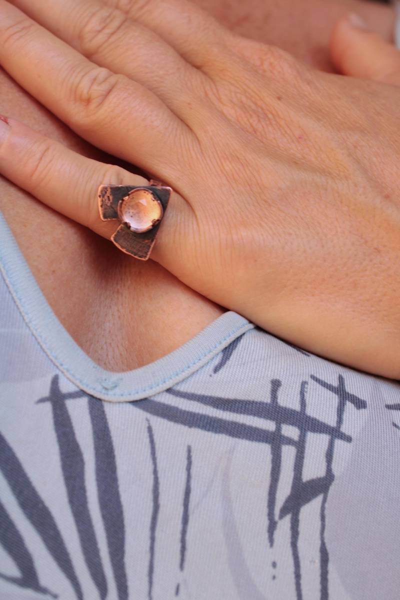 Rosenschnitt-Edelstein-Quarz-Kupfer-Ring, Handgefertigter Gehämmerter Ring - Gehämmert Rosenschnitt-Edelstein-Quarz-Kupfer-Ring, Handgefertigter Gehämmerter Ring - Gehämmert von mamoffaDesign