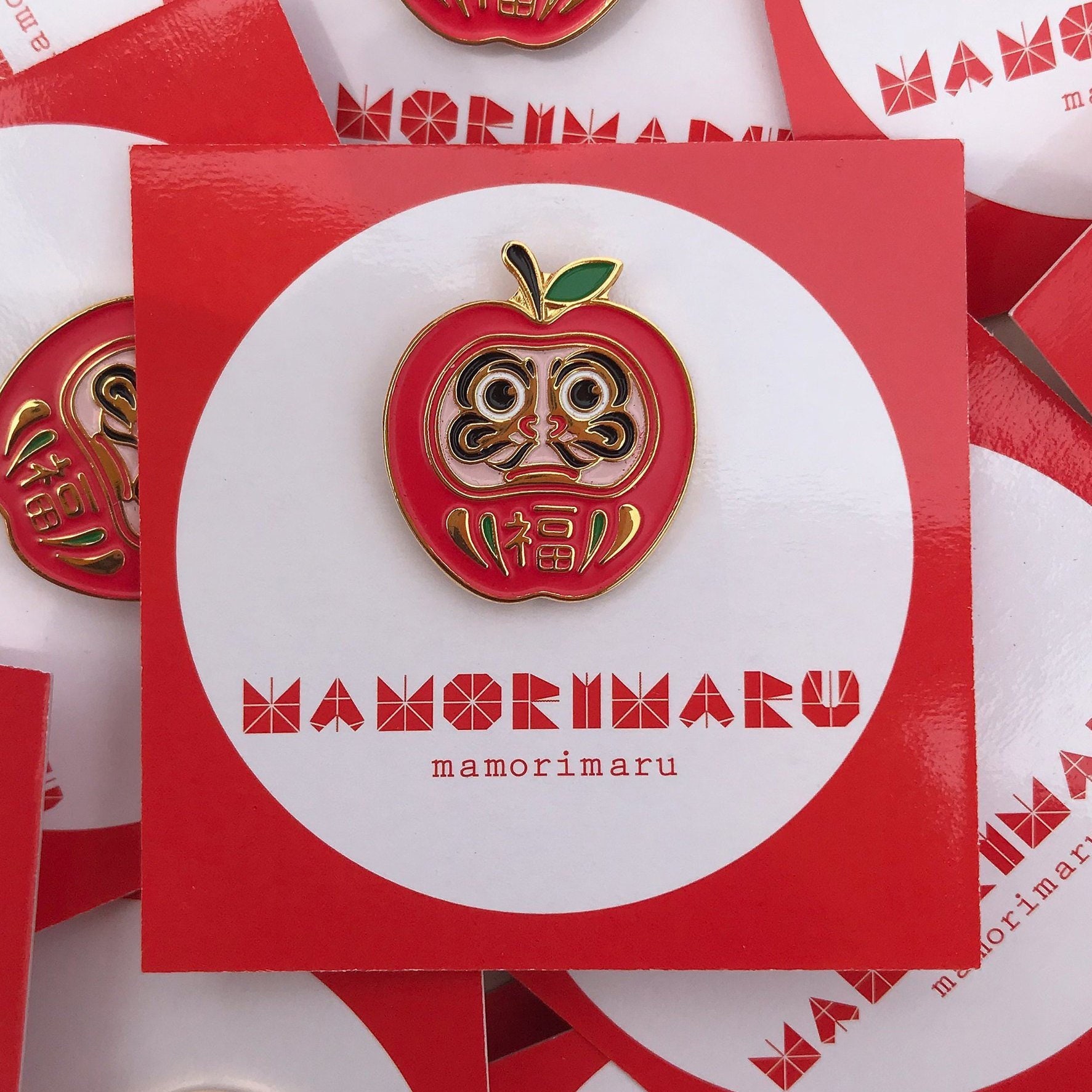 Daruma - Roter Apfel Pin Aus Emaille Daruma - Roter Apfel Pin Aus Emaille von mamorimaru