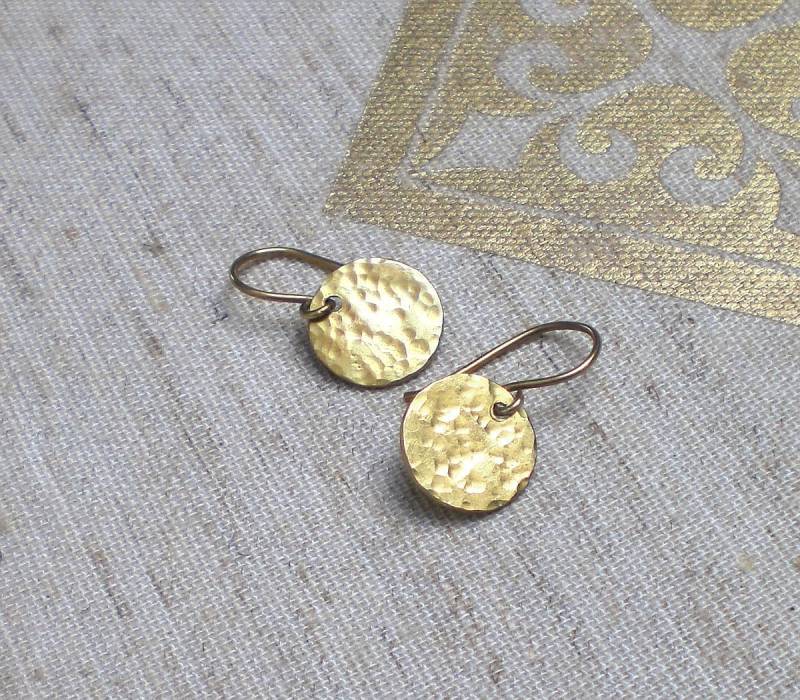 Kleine Dot Ohrringe Messing Goldfarben - Ohrhänger Scheibe Gehämmert Plättchen 12mm Oder 15mm Minimalistisch | M901 von manameadesign