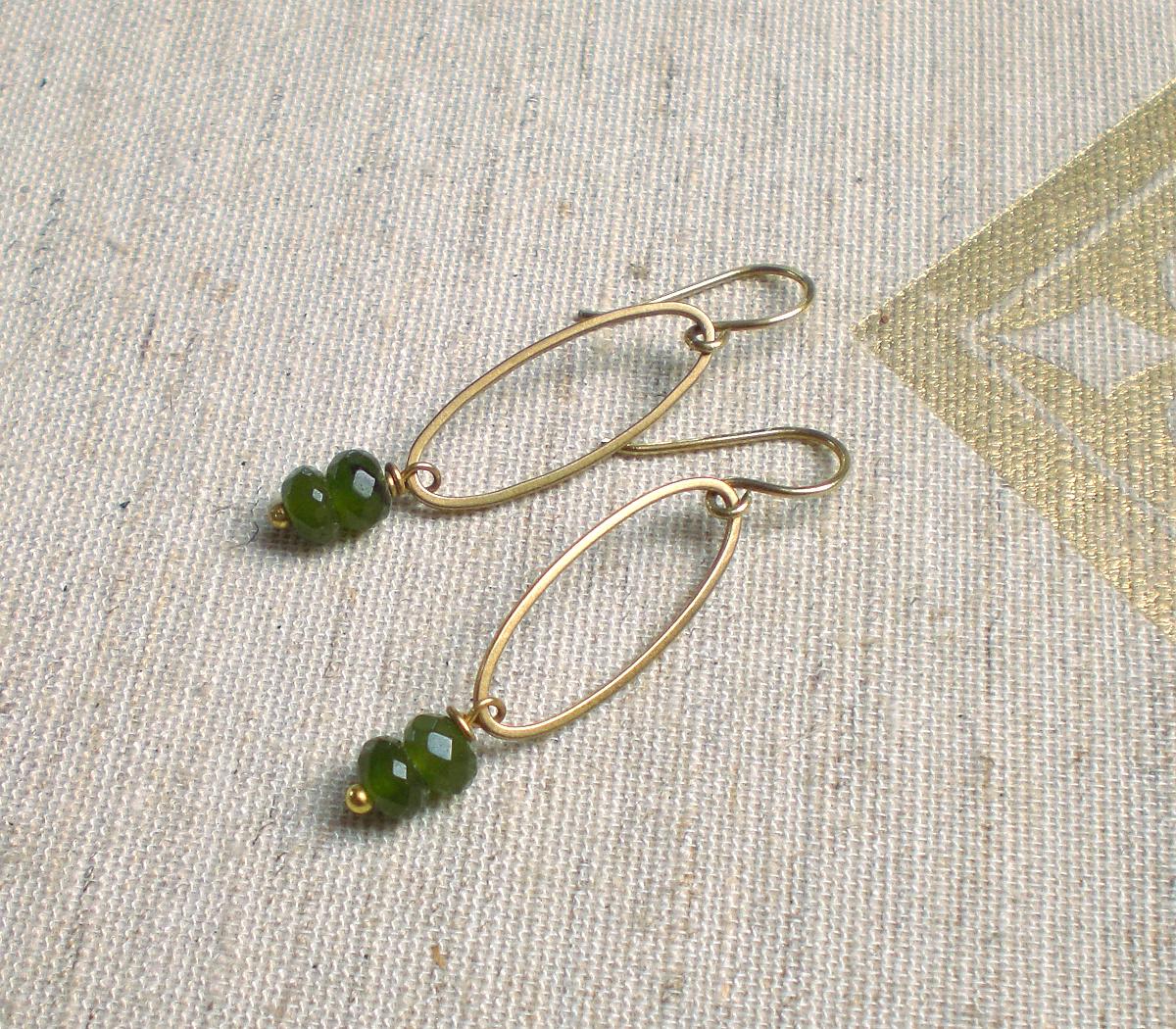 Lange Messing Ohrringe Mit Vintage Jade Steinen, Grün Und Golden | O984 Lange Messing Ohrringe Mit Vintage Jade Steinen, Grün Und Golden | O984 von manameadesign