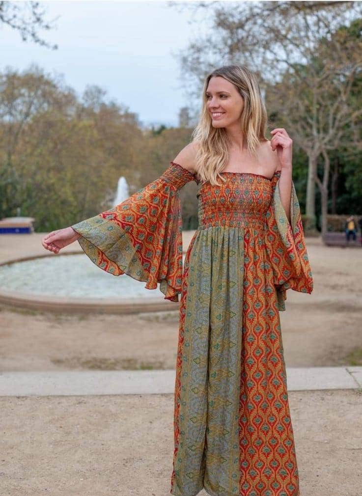 Kleid Mit Gummizug Auf Der Brust Und Trompetenärmeln von mandalacinco