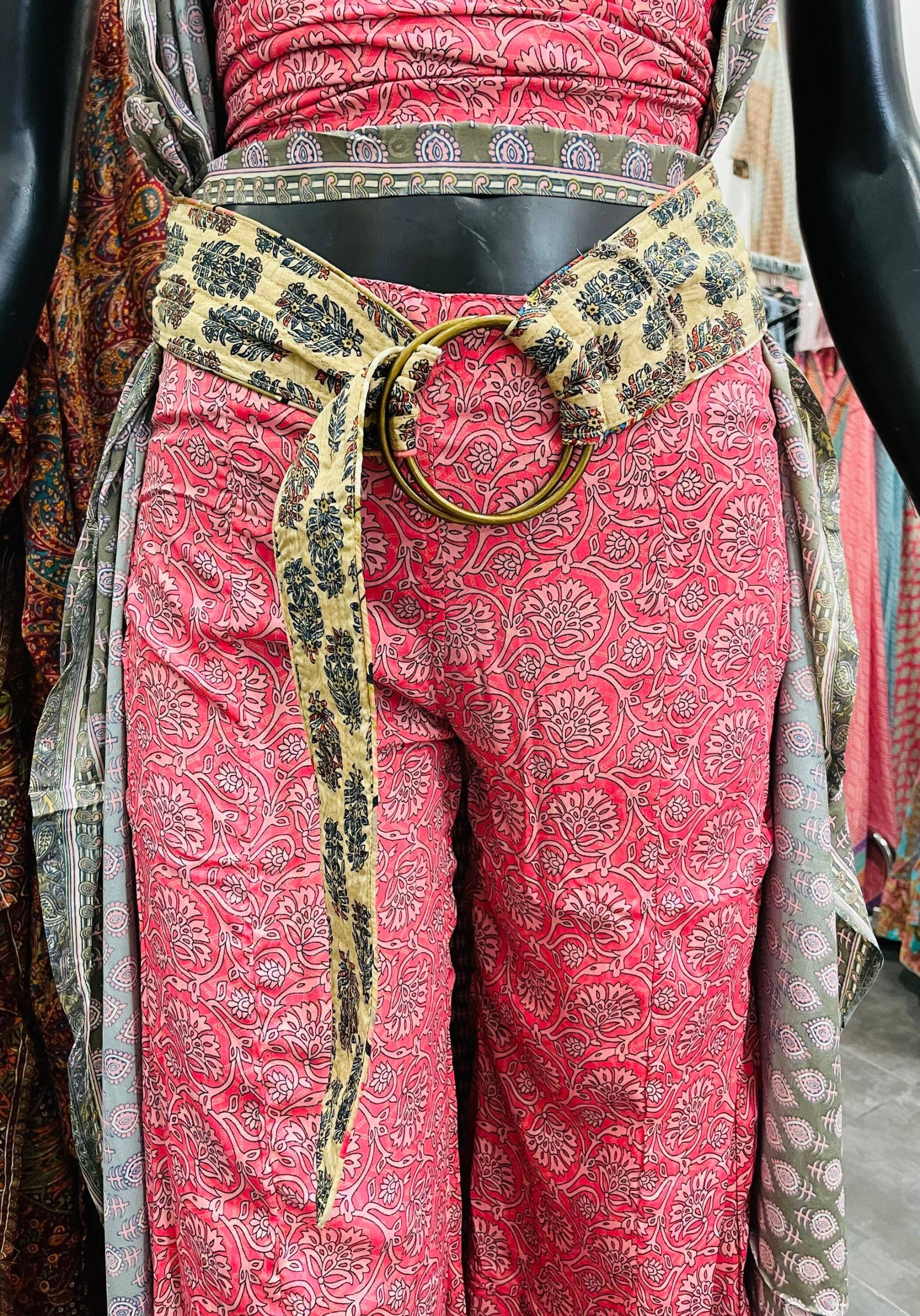 Kummerbundgürtel Mit Umkehrbarer Seidenschnalle Kummerbundgürtel Mit Umkehrbarer Seidenschnalle von mandalacinco