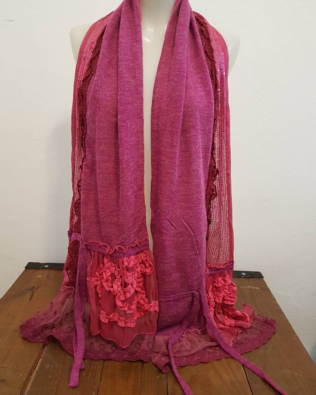 Patchwork-Wollschal Mit Pailletten Und Applikationen Patchwork-Wollschal Mit Pailletten Und Applikationen von mandalacinco