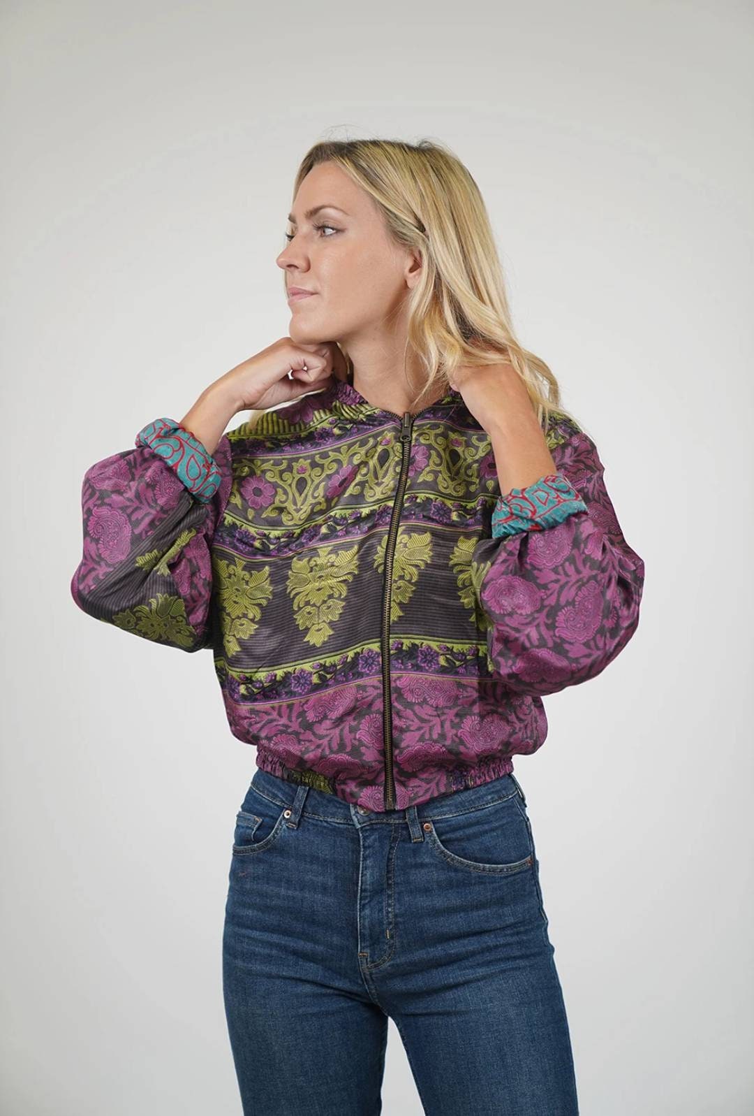 Bomberjacke Aus Seide Im Vintage-stil, Wendbar. Die Farbe, Die Das Model Trägt, Ist Ausverkauft von mandalacinco