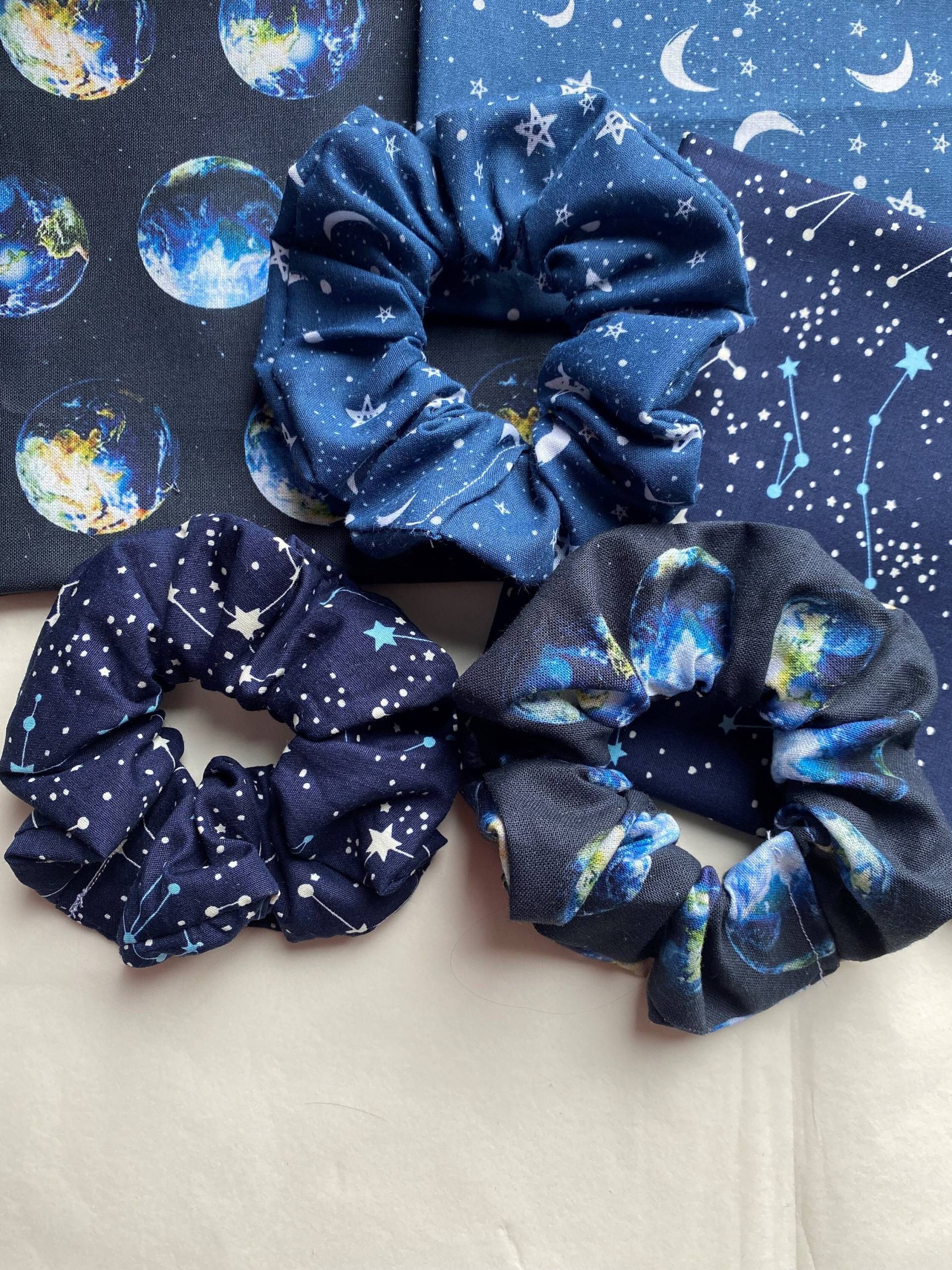 Space Themed Scrunchies | Weltraum Scrunchies, Galaxie Geschenke, Geschenke Für Mädchen, Geschenkidee, Wissenschaftsgeschenke von manesandtailsshop