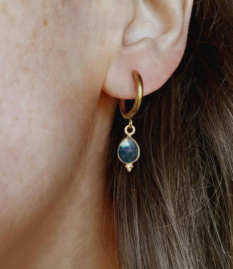 Goldene Creolen Mit Labradorit Anhänger - Mini Hoops Edelstein Schmuck Edelstahl Boho Chic Stil von mangosonmymind