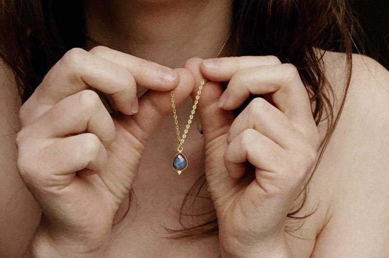 Goldene Halskette Mit Labradorit Edelstein - Tropfen Anhänger Boho Chic Stil Perlen Schmuck 18K Vergoldet von mangosonmymind