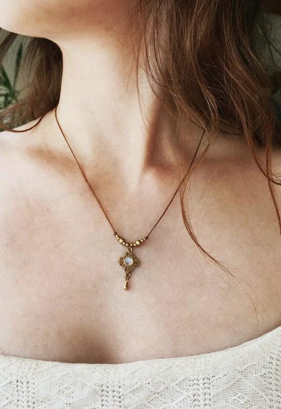 Makramee Halskette Mit Mondstein Anhänger Und Messing Perlen Im Boho Stil - Edelstein Schmuck Größenverstellbar von mangosonmymind