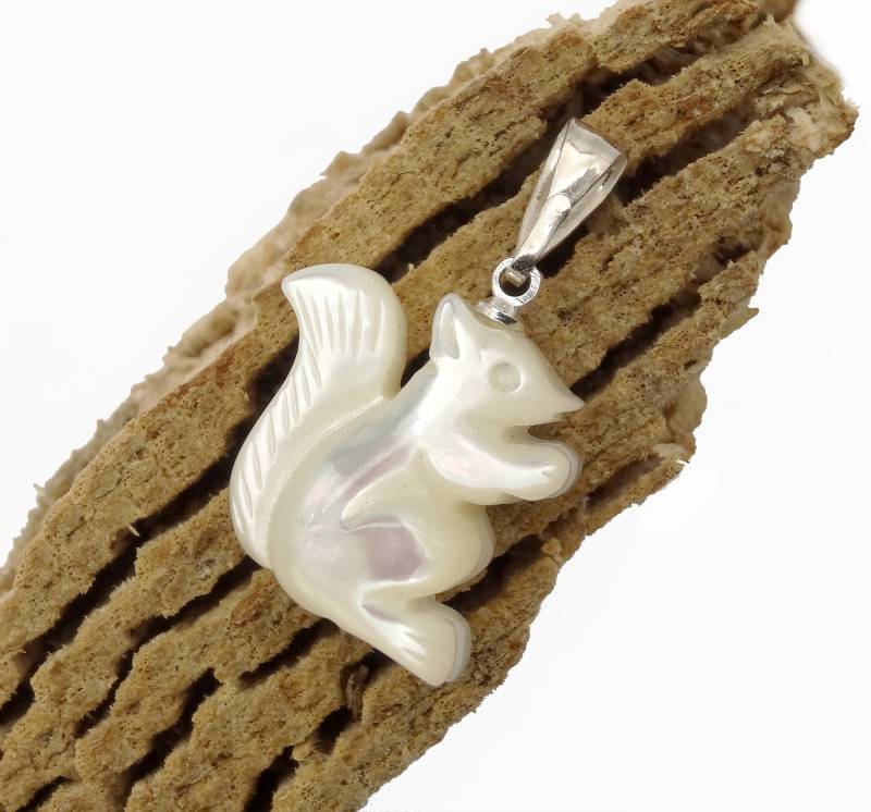 Perlmutt Anhänger Eichhörnchen - Mother Of Pearl Pendant Squirrel von manihikishop