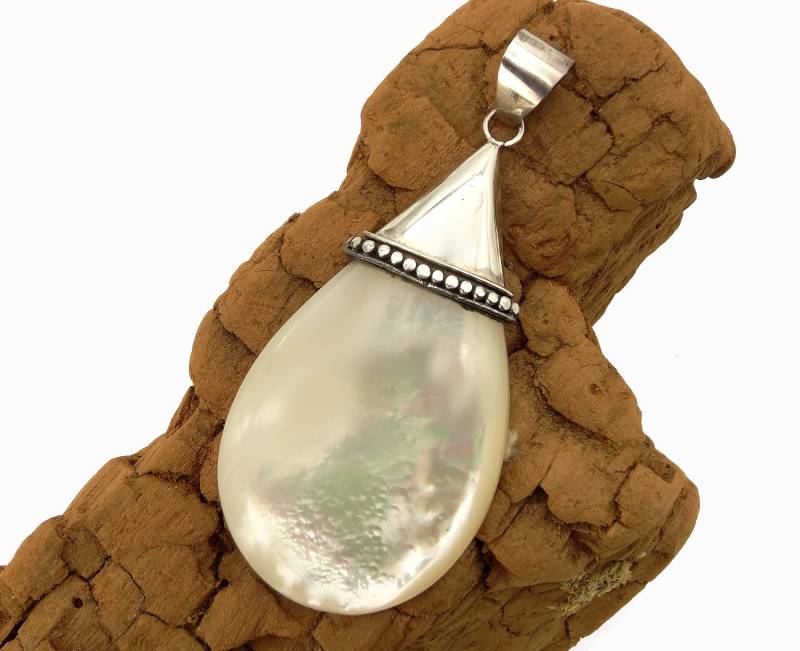 Perlmutt Anhänger Mit Echt Silber Einfassung - Mother Of Pearl Pendant With Sterling Silver Setting von manihikishop