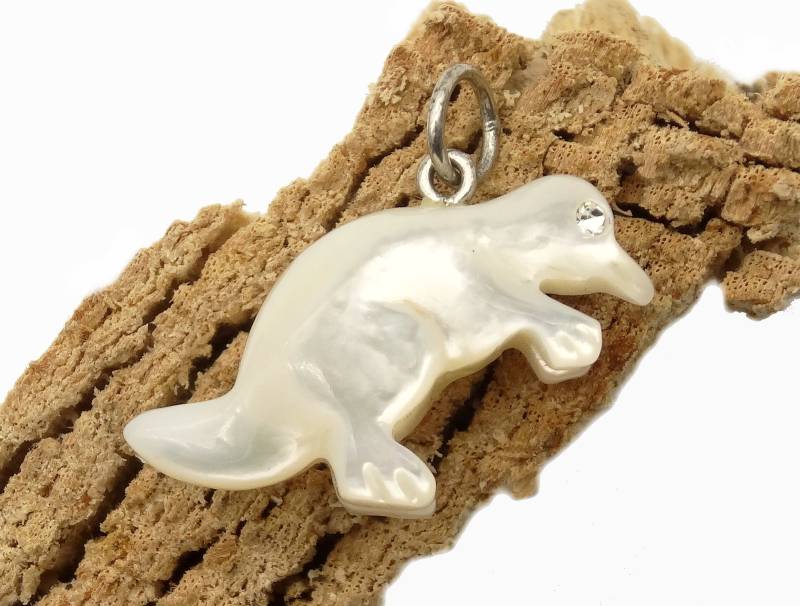 Perlmutt Anhänger Pinguin - Mother Of Pearl Pendant Penguin von manihikishop