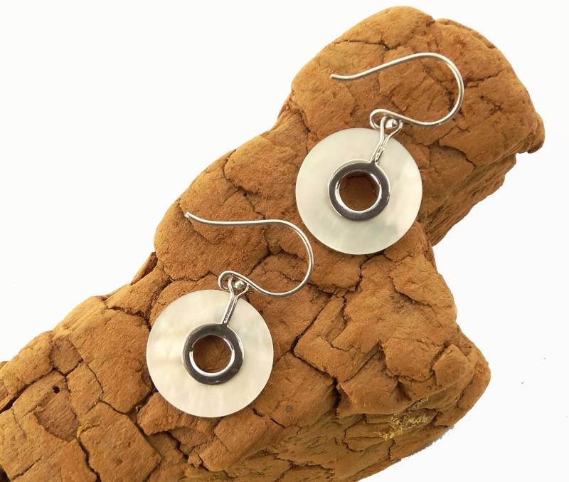 Perlmutt Ohrhänger Mit Echt Silber Einfassung - Mother Of Pearl Earrings With Sterling Silver Setting von manihikishop