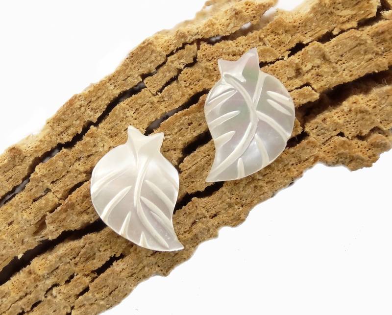Perlmutt Ohrstecker Blätter - Mother Of Pearl Stud Earrings Leaves von manihikishop
