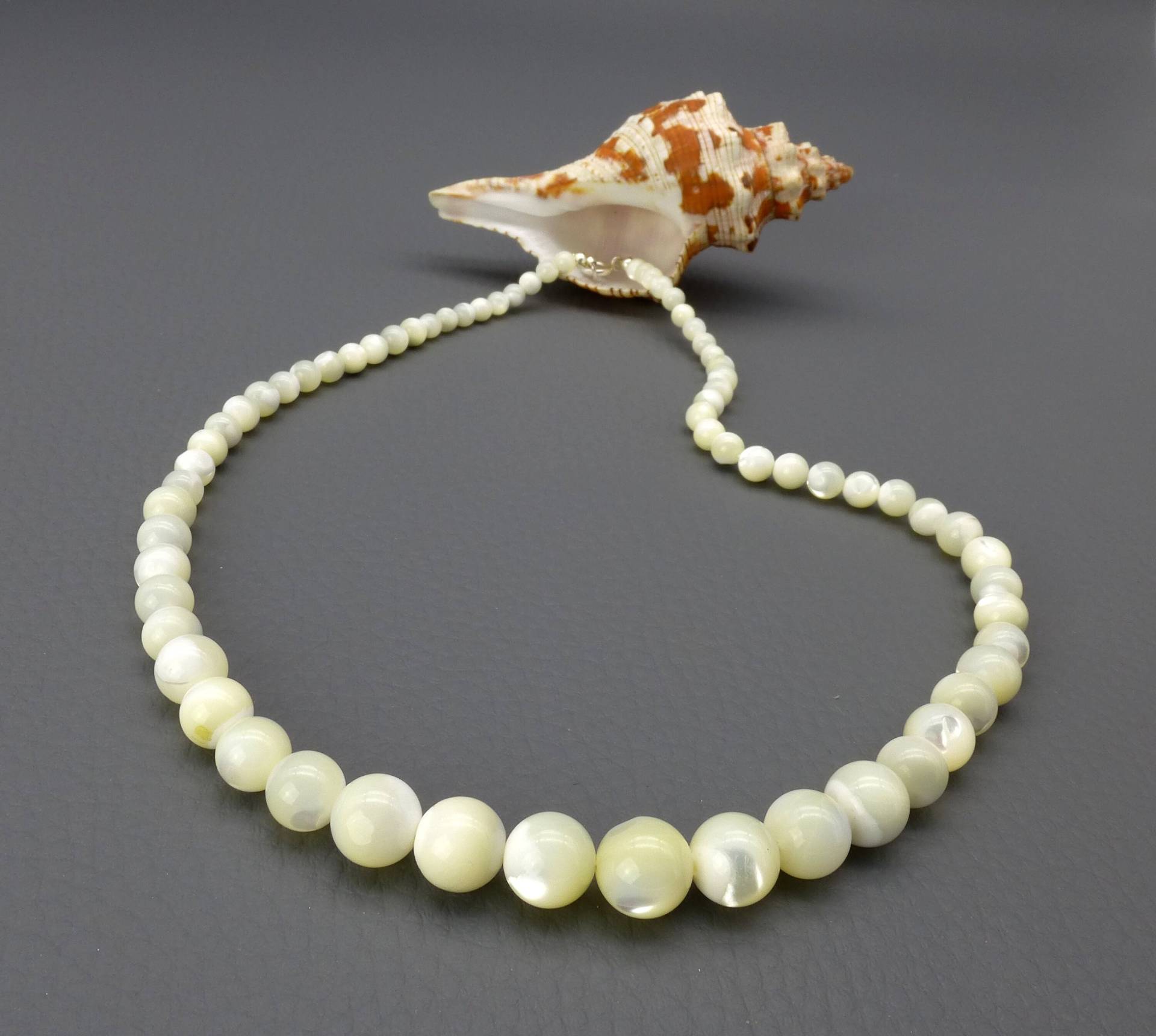 Perlmuttkette 42, 5cm - Mother Of Pearl Necklace 16, 7 Inches Perlmuttkette 42, 5cm - Mother Of Pearl Necklace 16, 7 Inches von manihikishop
