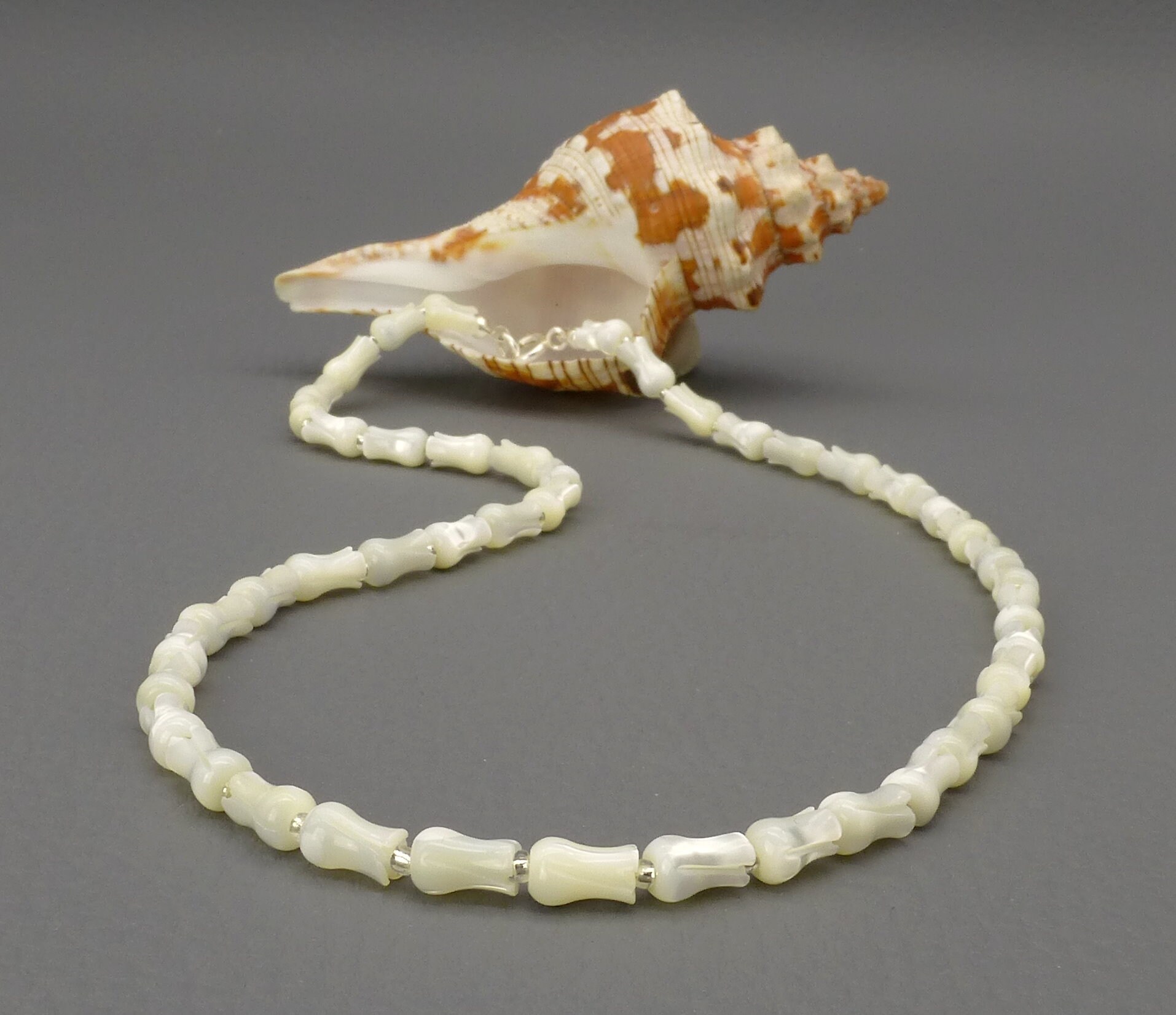 Perlmuttkette 42cm - Mother Of Pearl Necklace 16, 5 Inches Perlmuttkette 42cm - Mother Of Pearl Necklace 16, 5 Inches von manihikishop