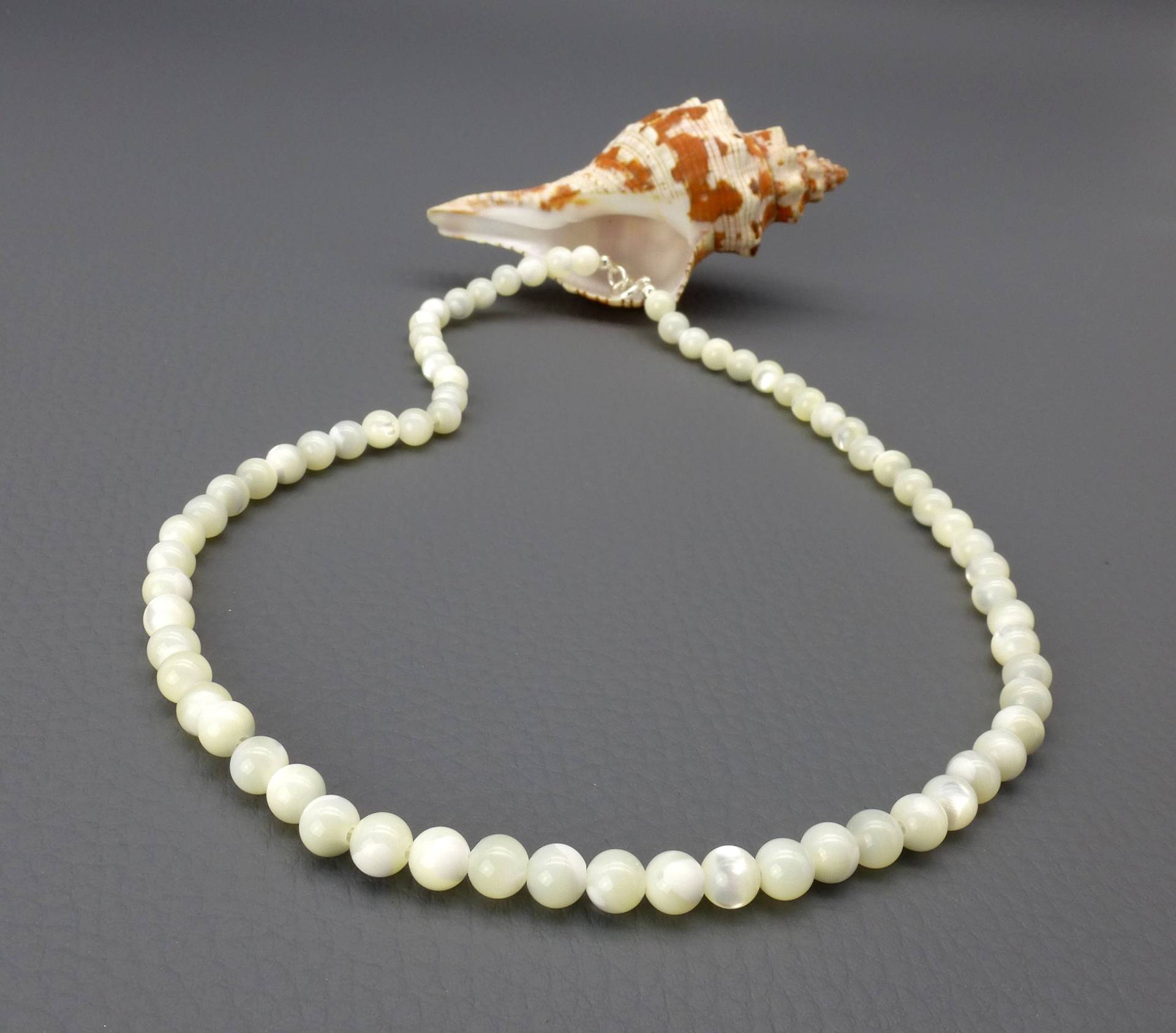 Perlmuttkette 43cm - Mother Of Pearl Necklace 16, 9 Inches Perlmuttkette 43cm - Mother Of Pearl Necklace 16, 9 Inches von manihikishop