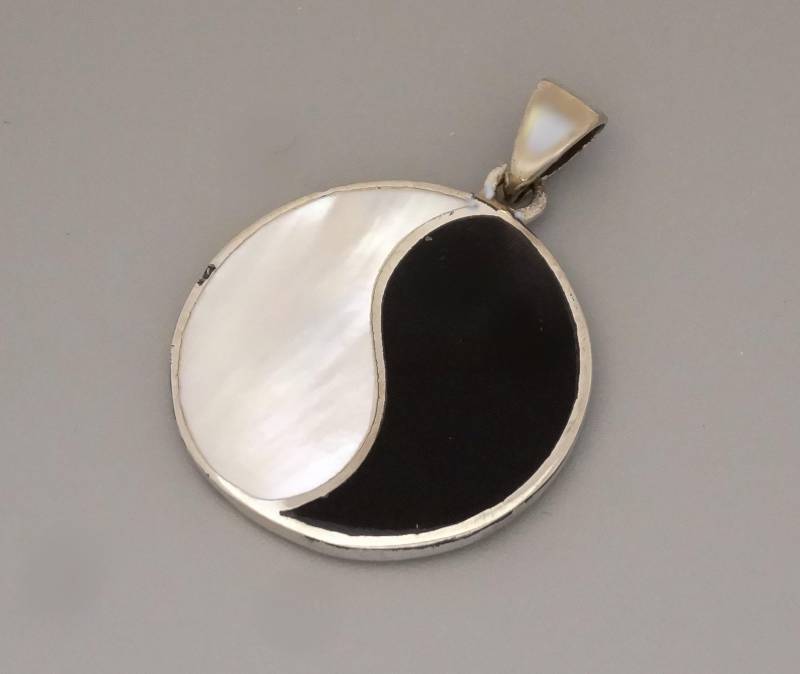 Silber Anhänger Yin Und Yang Mit Perlmutt Einlage - Sterling Silver Pendant Yin & Yang With Mother Of Pearl Setting von manihikishop