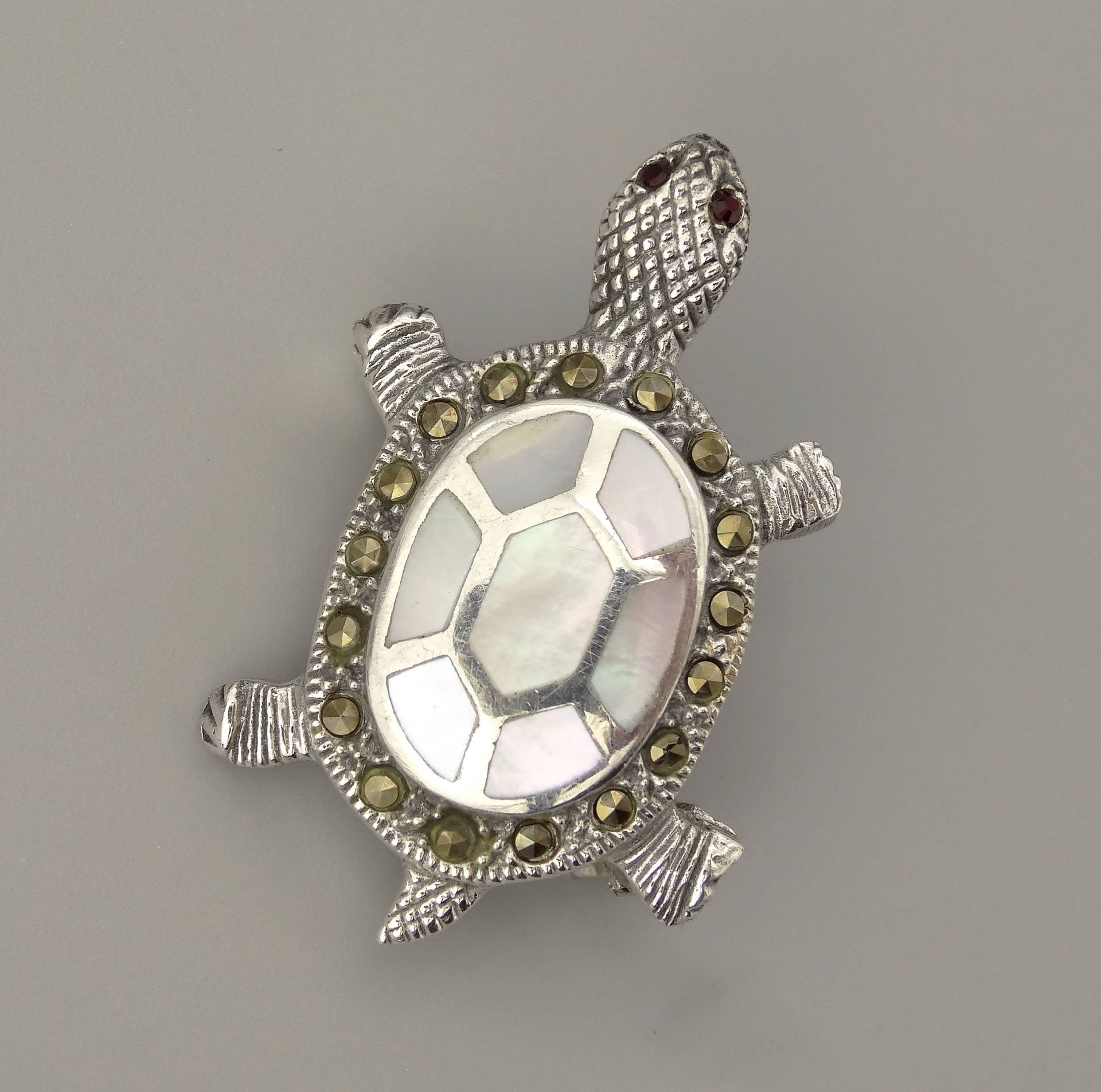 Silber Brosche Schildkröte Mit Perlmutt Einlage - Sterling Silver Brooch Turtle With Mother Of Pearl Setting von manihikishop