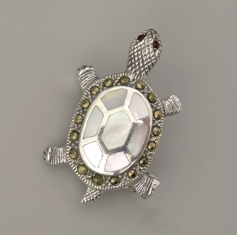 Silber Brosche Schildkröte Mit Perlmutt Einlage - Sterling Silver Brooch Turtle With Mother Of Pearl Setting von manihikishop