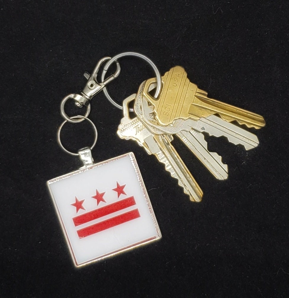 Dc Flagge Acryl Und Edelstahl Schlüsselanhänger Dc Flagge Acryl Und Edelstahl Schlüsselanhänger von mannmadedesigns