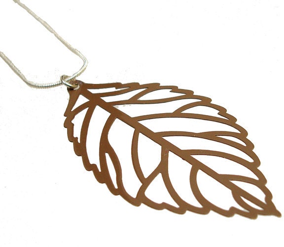 Emaillierte Filigrane Blatt Anhänger in Braun Emaillierte Filigrane Blatt Anhänger in Braun von mannmadedesigns
