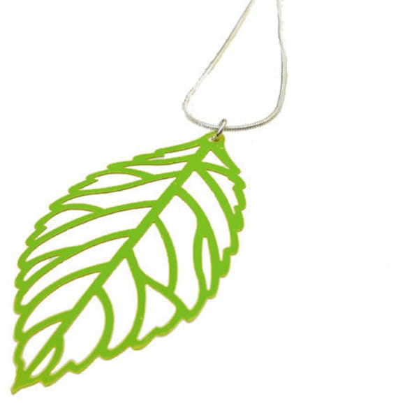 Emaillierte Filigrane Blatt Anhänger in Grünen Apfel Emaillierte Filigrane Blatt Anhänger in Grünen Apfel von mannmadedesigns