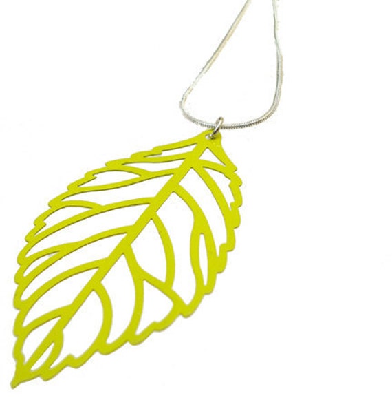 Emaillierte Filigrane Blatt Anhänger in Lime Green Emaillierte Filigrane Blatt Anhänger in Lime Green von mannmadedesigns