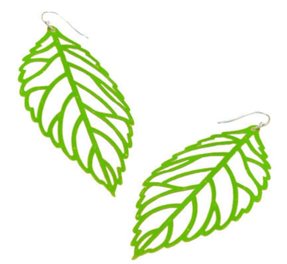 Emaillierte Filigrane Blatt Ohrringe in Grünen Apfel Emaillierte Filigrane Blatt Ohrringe in Grünen Apfel von mannmadedesigns