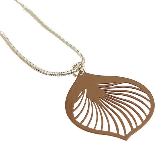 Emaillierte Filigrane Ginkgo Blatt Anhänger in Braun Emaillierte Filigrane Ginkgo Blatt Anhänger in Braun von mannmadedesigns