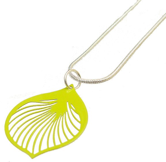 Emaillierte Filigrane Ginkgo Blatt Anhänger in Lime Green von mannmadedesigns