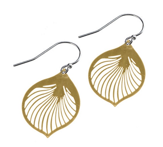 Emaillierte Ginkgo Blatt Ohrringe in Gold von mannmadedesigns