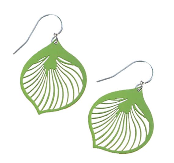 Emaillierte Ginkgo Blatt Ohrringe in Grünem Apfel Emaillierte Ginkgo Blatt Ohrringe in Grünem Apfel von mannmadedesigns