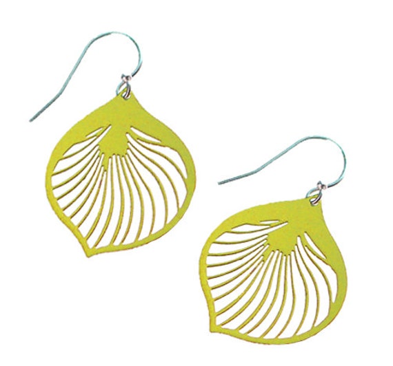 Emaillierte Ginkgo Blatt Ohrringe in Lime Green von mannmadedesigns