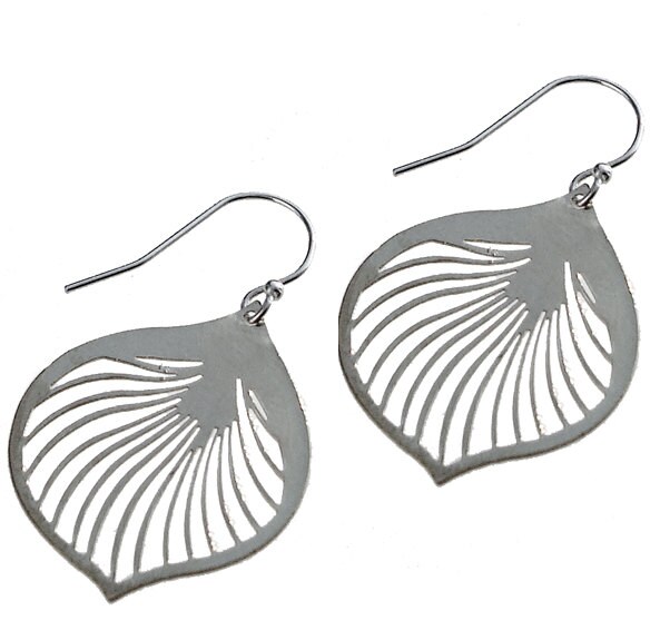 Emaillierte Ginkgo Blatt Ohrringe in Silber von mannmadedesigns