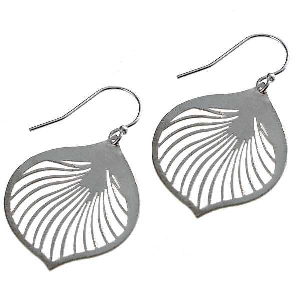 Emaillierte Ginkgo Blatt Ohrringe in Silber Emaillierte Ginkgo Blatt Ohrringe in Silber von mannmadedesigns