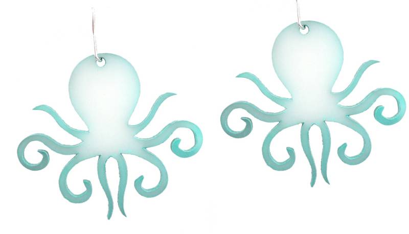 Emaillierte Und Acryl Octopus Ohrringe in Petrol von mannmadedesigns