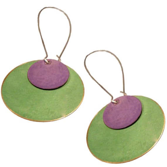 Messing Patina Runde Ohrringe in Lila Und Lime von mannmadedesigns
