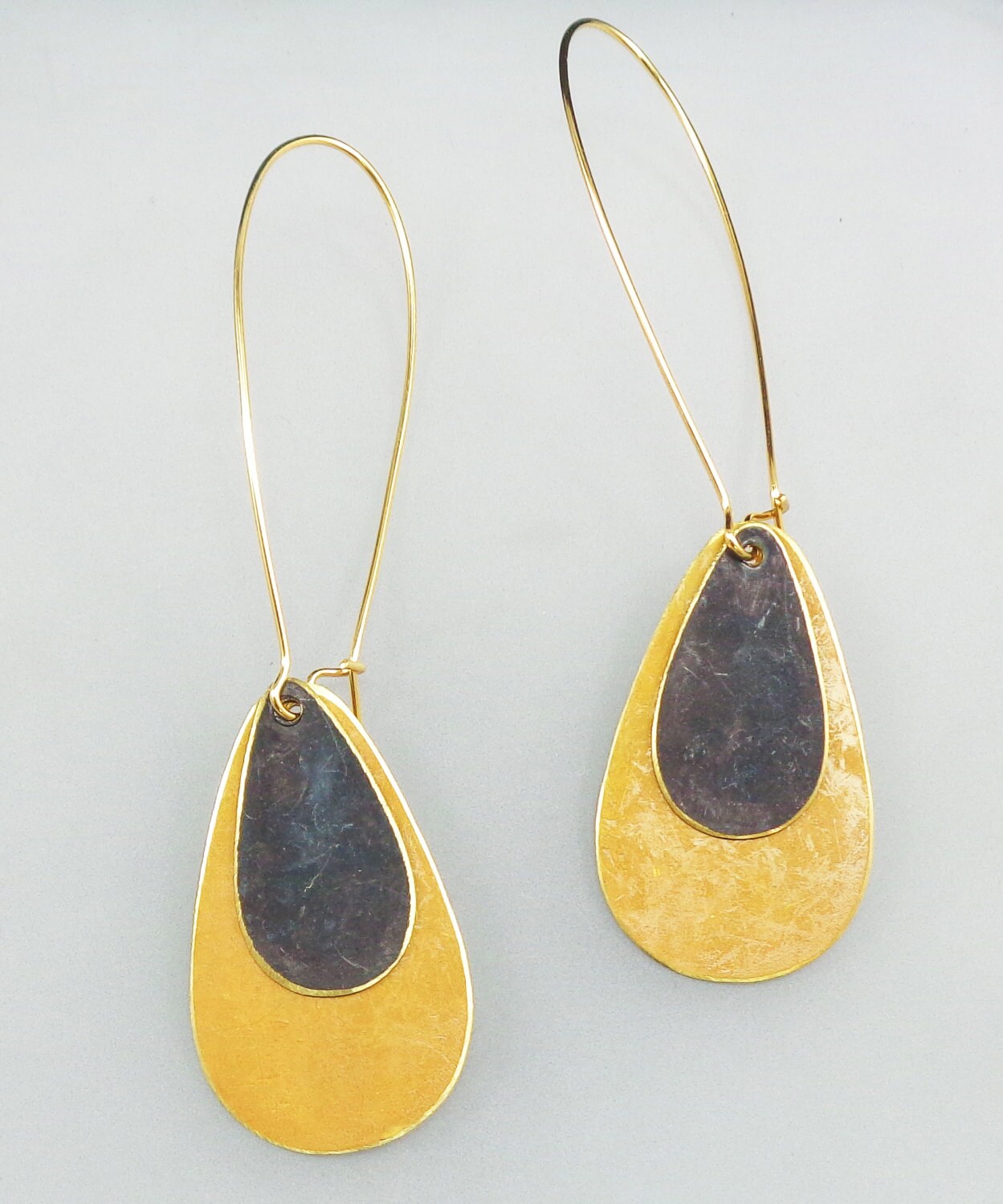 Messing Patina Teardrop Ohrringe in Gelb Und Schwarz von mannmadedesigns